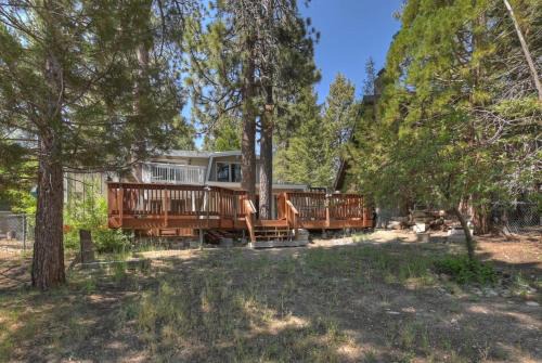 Upper Moonridge Ski Chalet | Peaceful Sunshine Chalet with Hot Tub