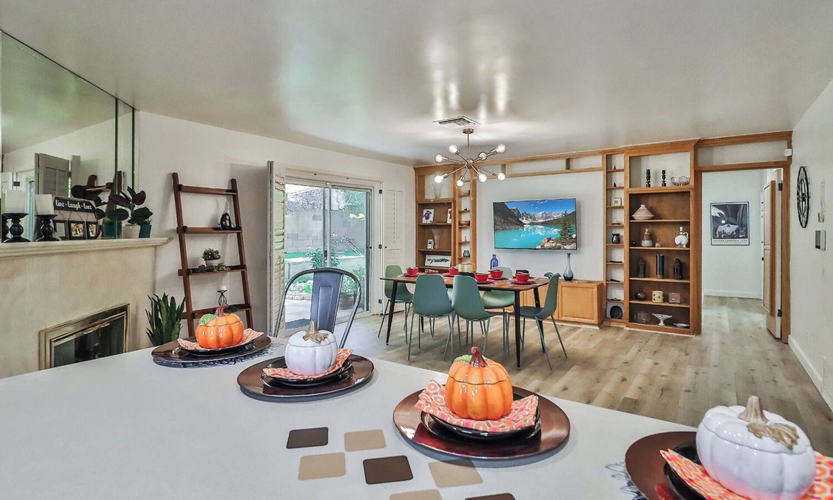 West Hills House | Pet Friendly Home Wifi minutes to Calabasas, Malibu, Lax, Topanga Mall UCLA West