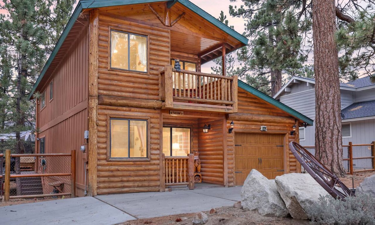 Eagle Mountain Estates Cabin | Pet-Friendly Mountain Lodge: 2 En-Suites, Gas Fireplace & Large Deck