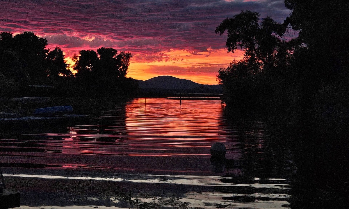 Lakeport House | Picturesque sunset views perfect for couples, families and fishermen
