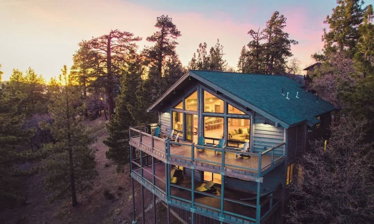 Upper Moonridge House | Ponderosa Peak. Games. Views. BBQ. Hammock.
