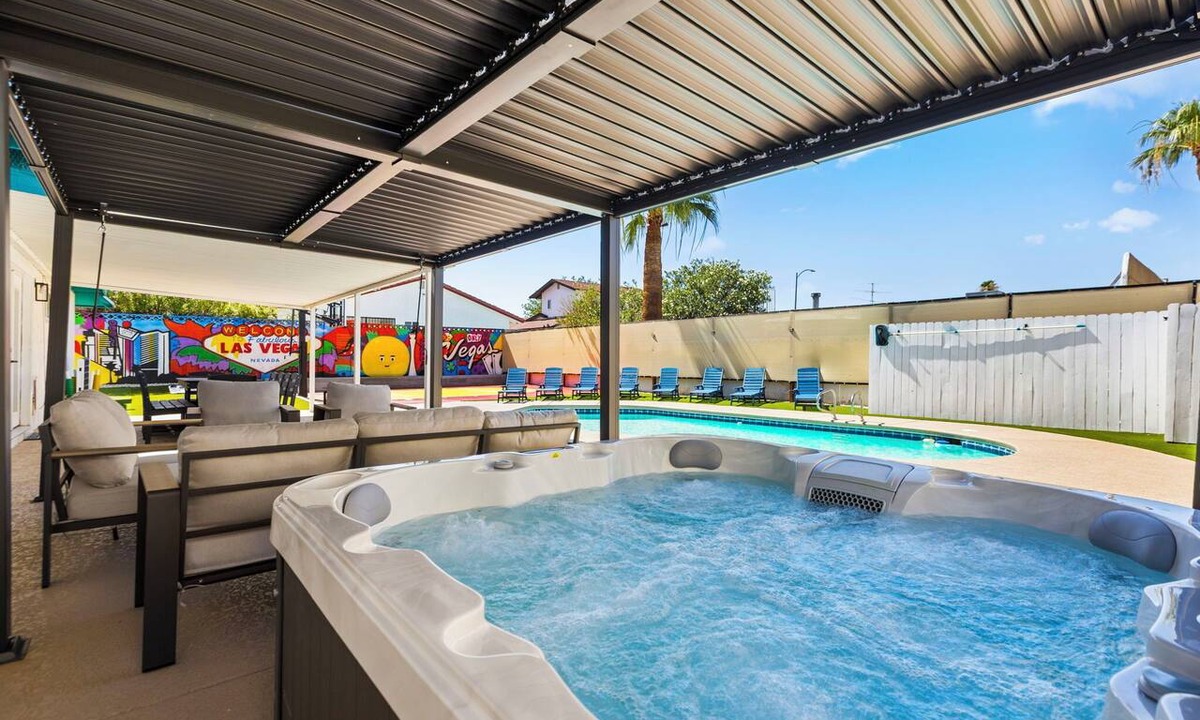 Paradise House | Pool Hot tub Basketball Court Mini-Golf Game Room 26 Guests Max