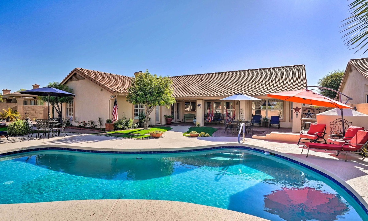 Tierra Norte House | Pool, Putting Green, Fire Pit: Elegant Peoria Home