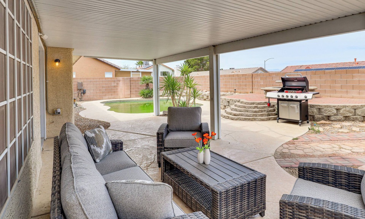 Sunrise Manor House | Poolside Chills, Hiking Thrills! Las Vegas Retreat