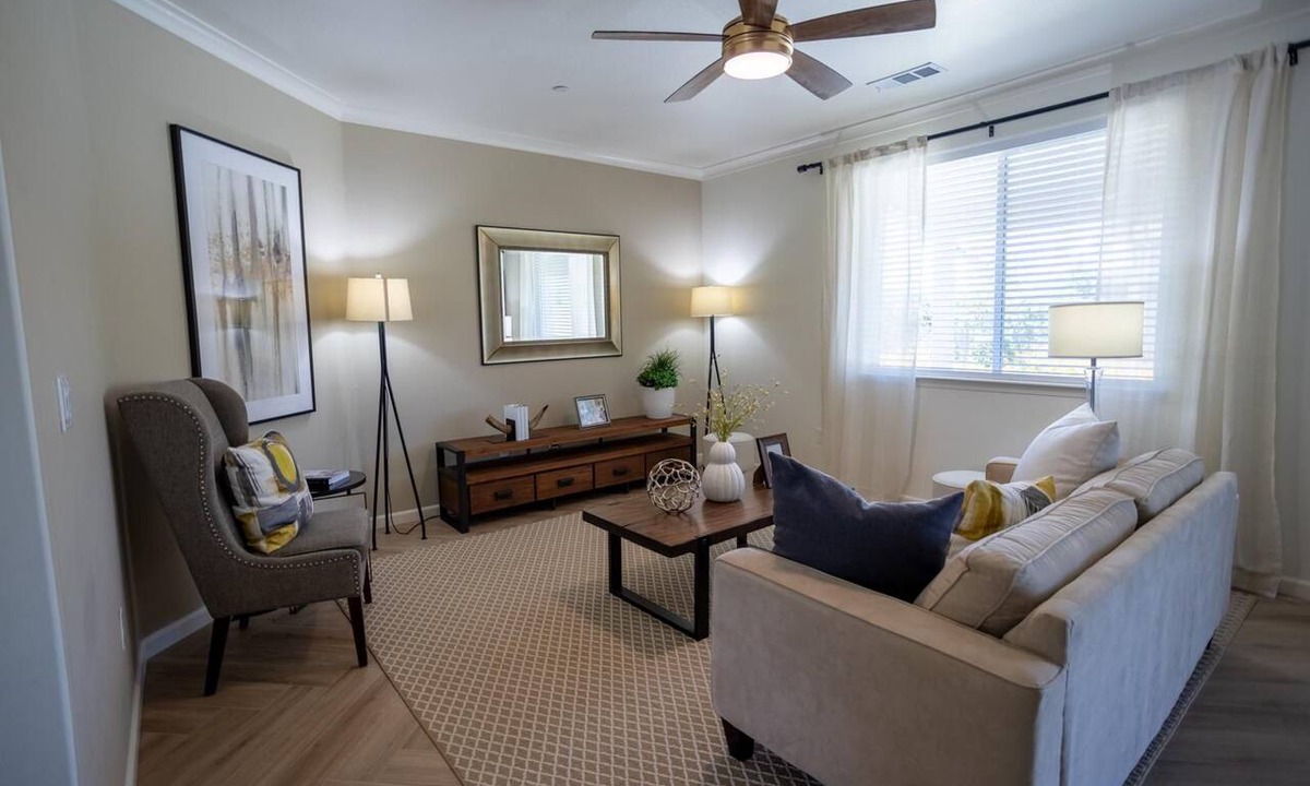 Hanford House | Pristine 3bed 2 bath bungalow in a safe suburban family friendly neighborhood.