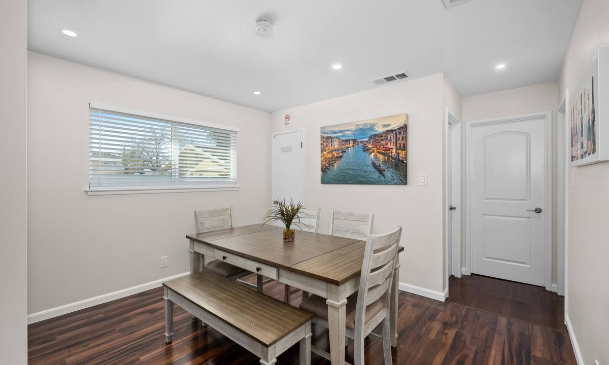 Fresno House | Pristine Upgraded 3B/2Bth w Easy Access to US99