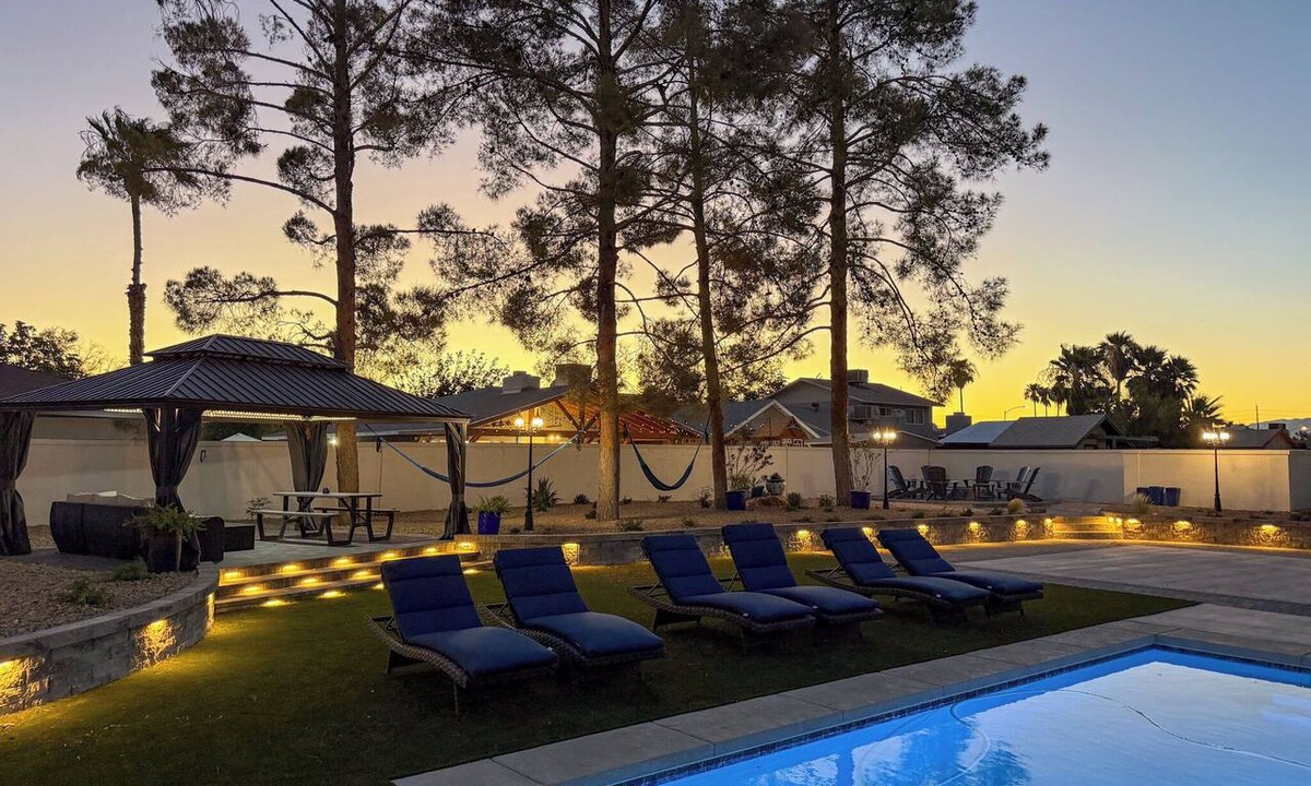 Paradise House | Private Pickleball Resort, Pool, Hot Tub, Gazebo, Fire Pit, Sleeps 10