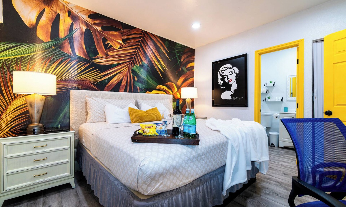 Sunrise Manor Apartment | Private Tropical Studio, Luxury King Bed, Free Parking Near Freemont Street.
