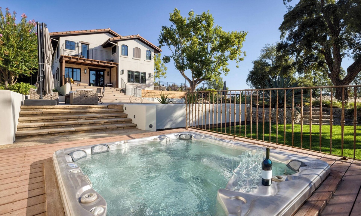 Healdsburg House | Private Wine Country Retreat - Modern Luxury Estate