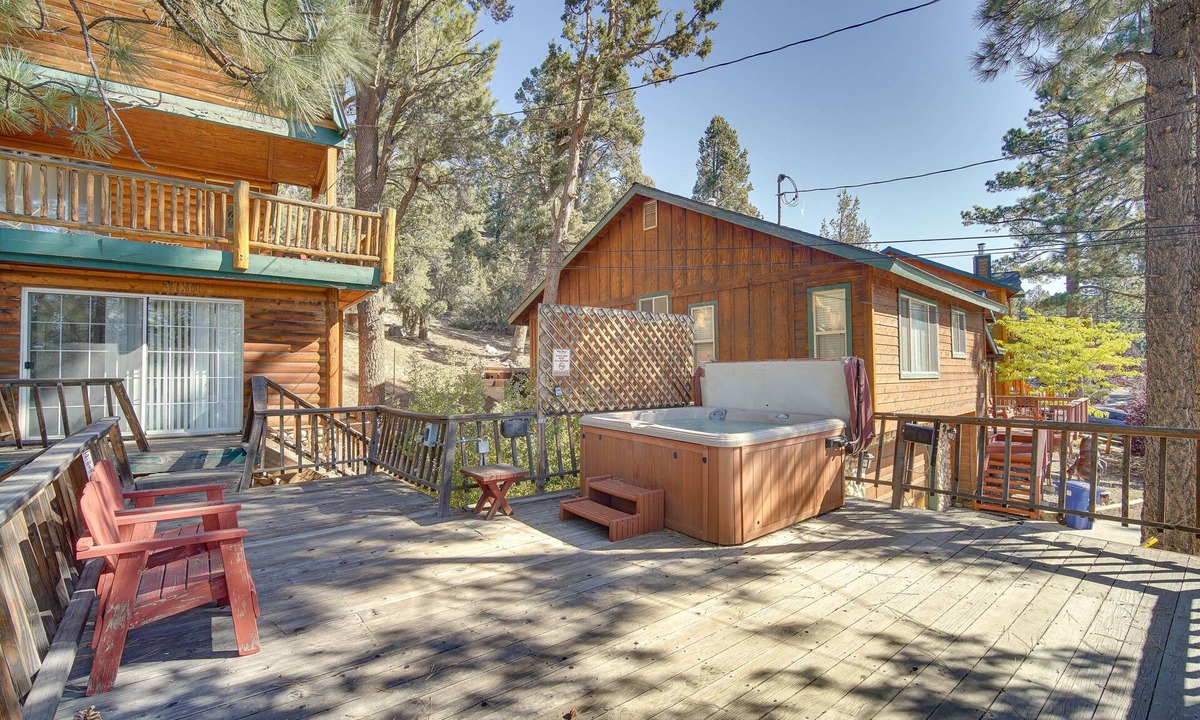 Whispering Forest House | Quaint Big Bear Home w/Hot Tub: 4 Mi to Skiing!