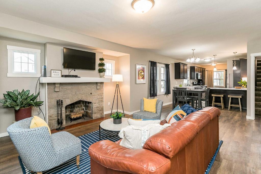 Southwest Area House | Quaint Cedar Rapids Home - 1 5 Mi to Downtown