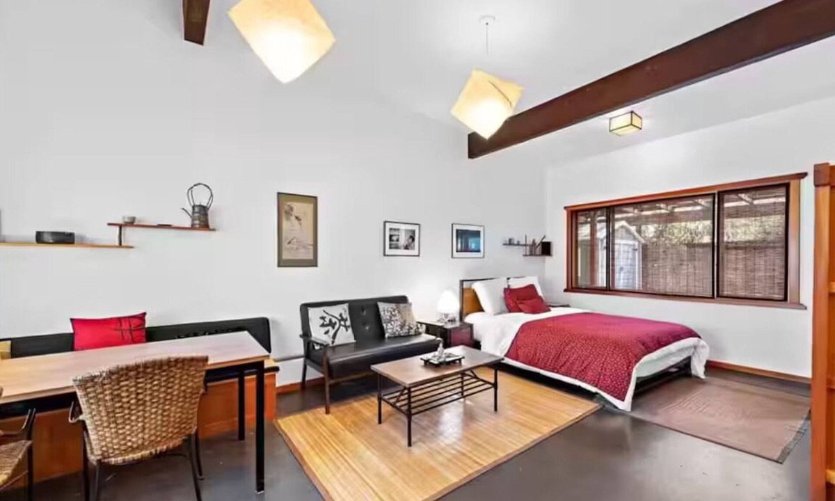 Brentwood Cottage | Quiet but Convenient Guesthouse in the heart of Brentwood. Backyard & amenities.
