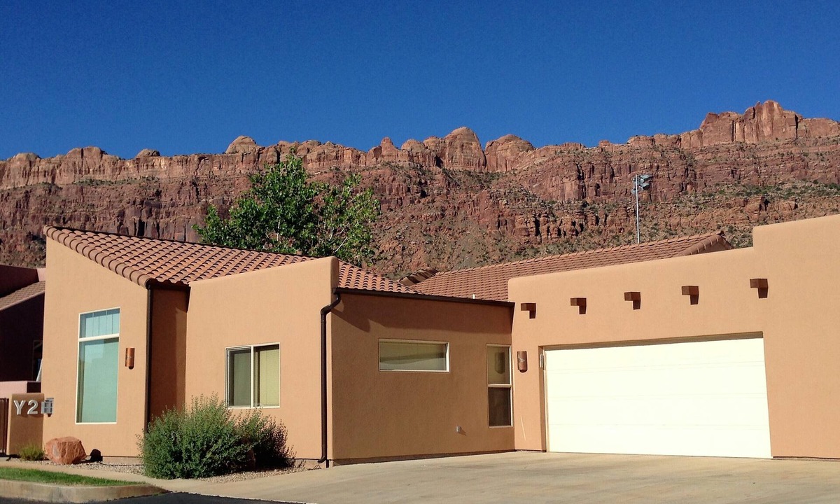 Moab South Valley House | Quiet & Spacious Rim Village Townhome, Views, 2 King Beds, Community Pool/Spa