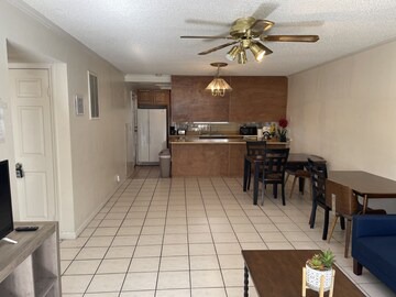 Chinatown House | R cozy two bedroom 2 bathroom close strip