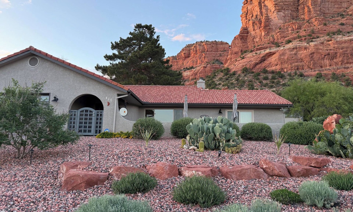Oak Creek House | Red Rock/Mesa Views, No Stairs, Golf, Hike, Relax. EV Charger, Stocked Kitchen!