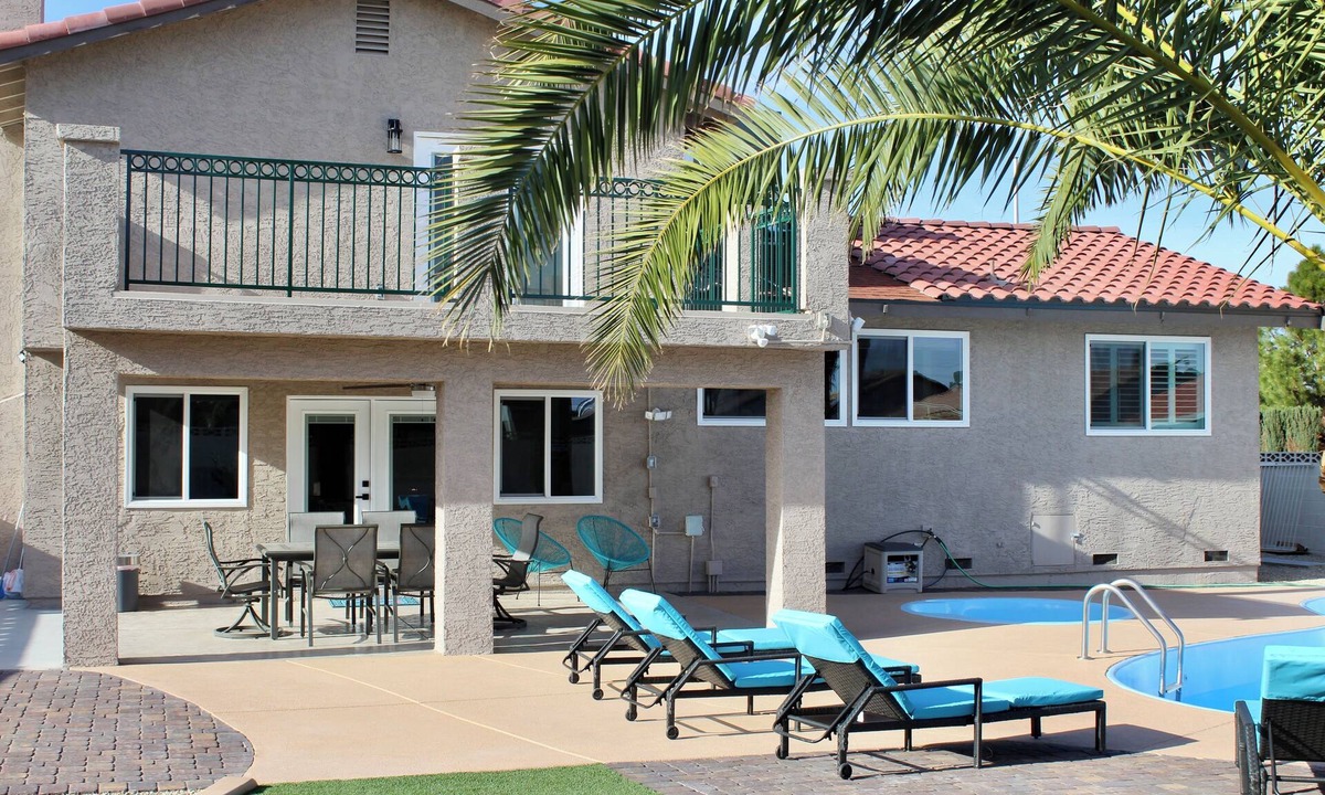 Las Vegas House | Remodeled; 8 min. to Strip; modern 4 BR 3 BA house; EV charging; 10,000 ft lot.