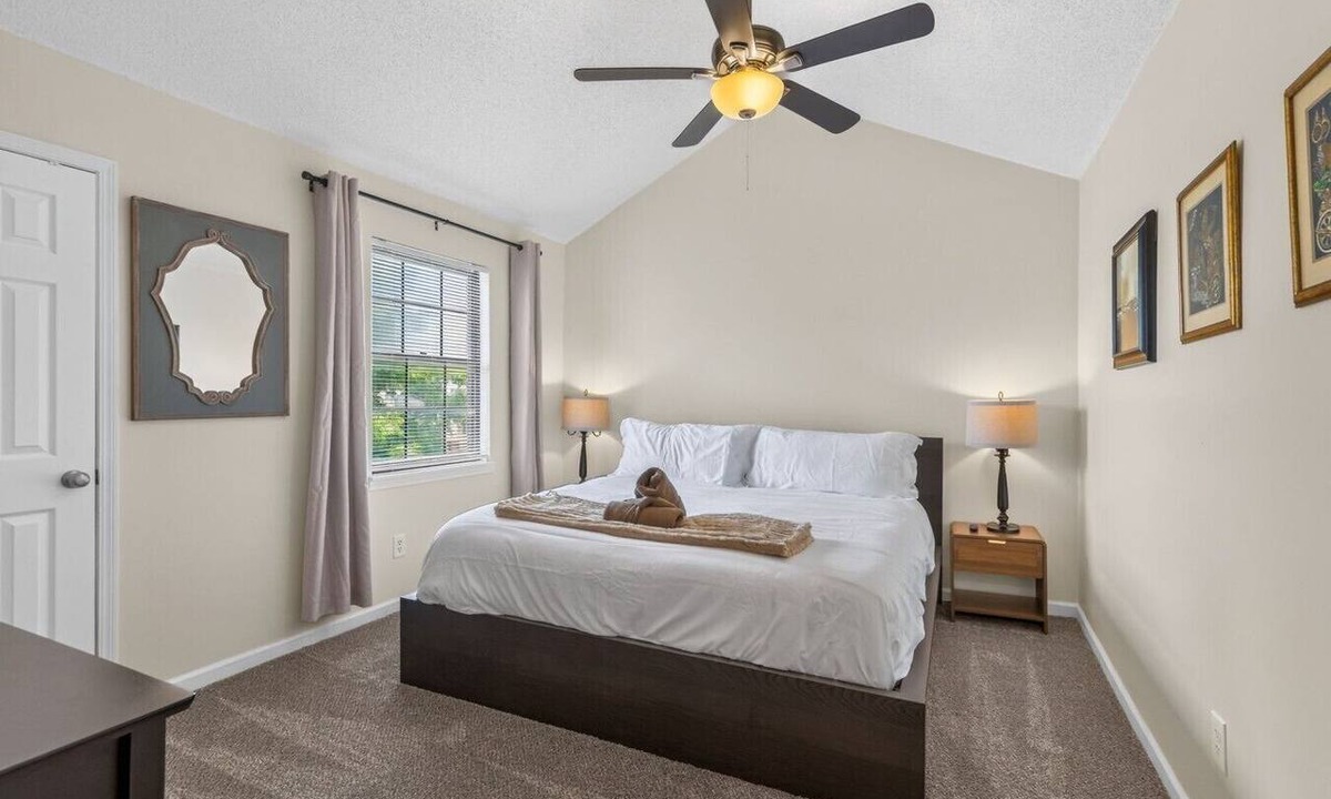 Lee's Summit Villa | Remote Work Ready - 3BR - Google Fiber - Kings