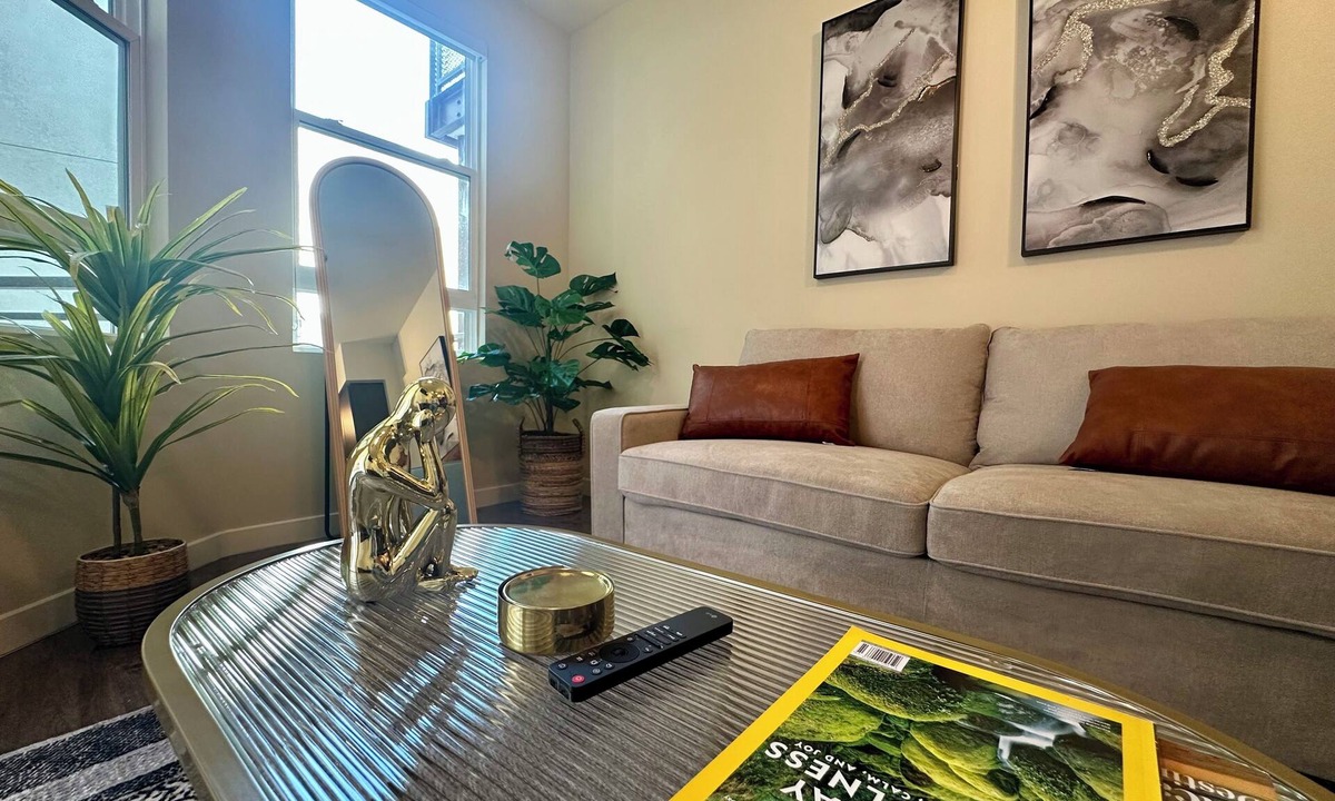 Mid-Wilshire Apartment | Retreat like a LA local in our vibrantly sleek and refined space.