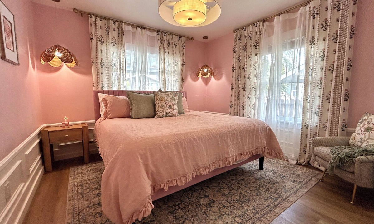 Eastside House | Rose Garden Tea Party Themed House in Historic Long Beach, 1 mile to sand!