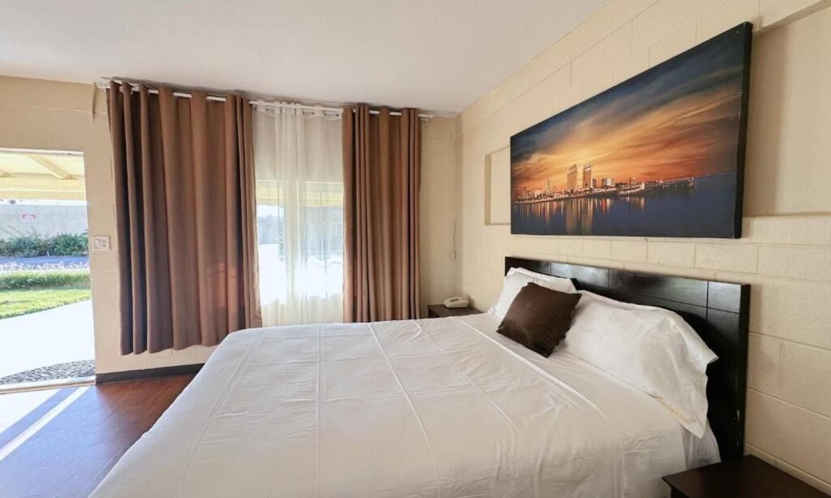 Hemet Hotel | Royal Inn & Suites