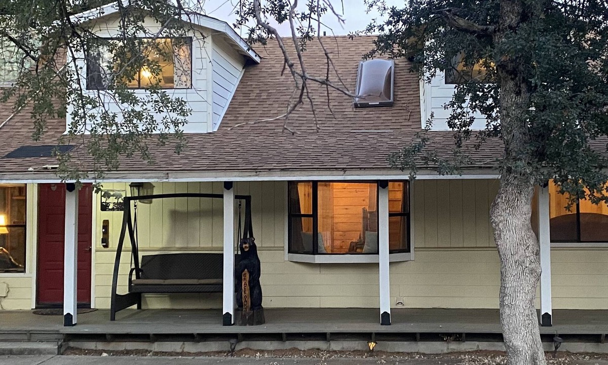 Mariposa Cabin | Rustic lower story 2 bedroom/2bath hot tub 3 minutes from town Yosemite Mariposa