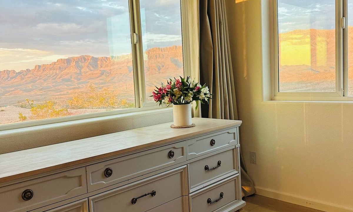 Meadview House | Scenic Desert Retreat Views, Stargazing & Near Grand Canyon West