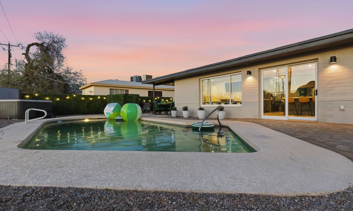 Papago Parkway House | Scottsdale Painted Sky: Sunsets, Pool, Hot Tub, Golf, Close to Nightlife Sports