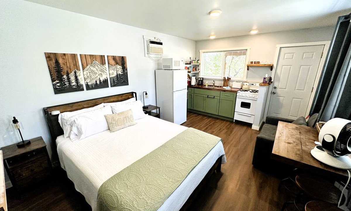 Three Rivers Cottage | Sequoia Studio Retreat! Cozy Hut for up to 3 Guests - Close to Park - WiFi & AC