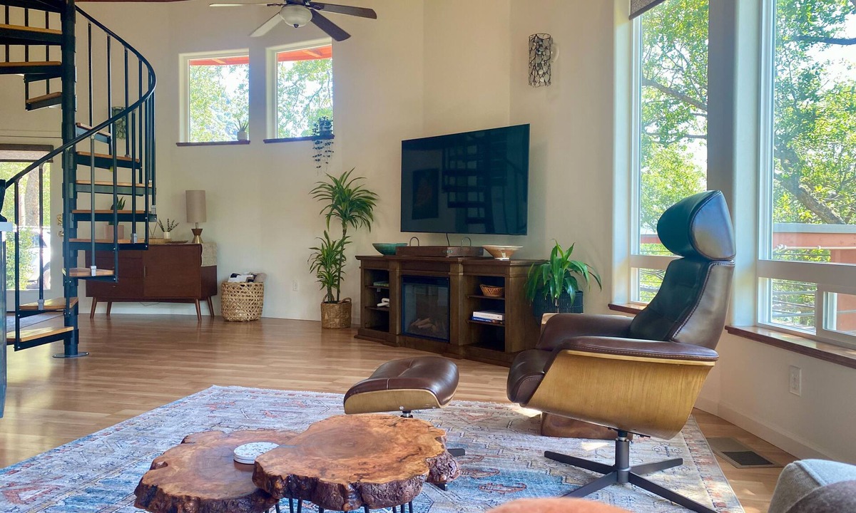 Three Rivers House | Sequoia View Yurt Round House ~ Couple’s Romantic Retreat ~ Hot Tub