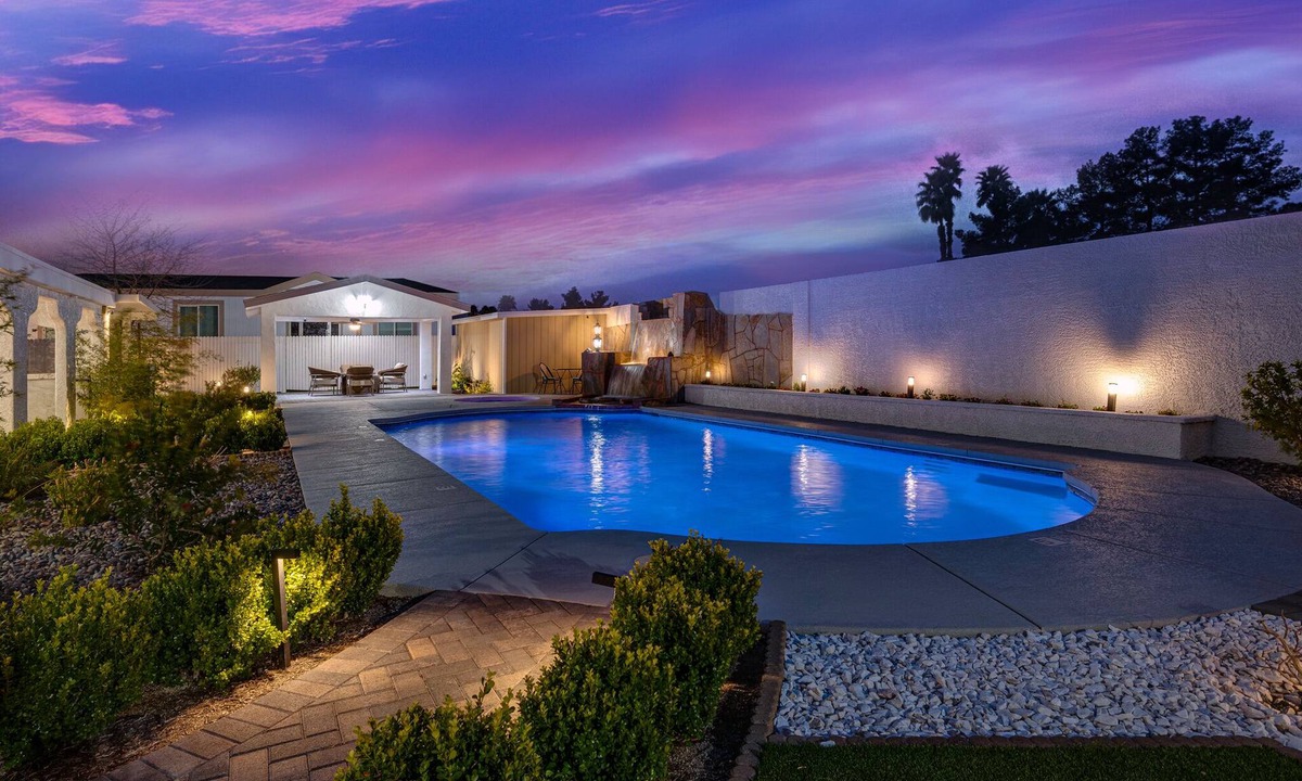 Las Vegas House | Serene Modern Home 5x4 pool+spa, gym, waterfall, playground