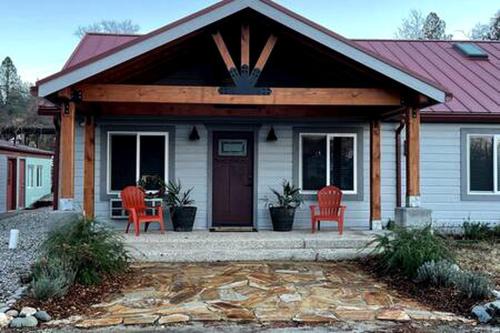 North San Juan House | Serene Spacious Cabin with Hot Tub for an Unforgettable Group Trip in North San Juan, California