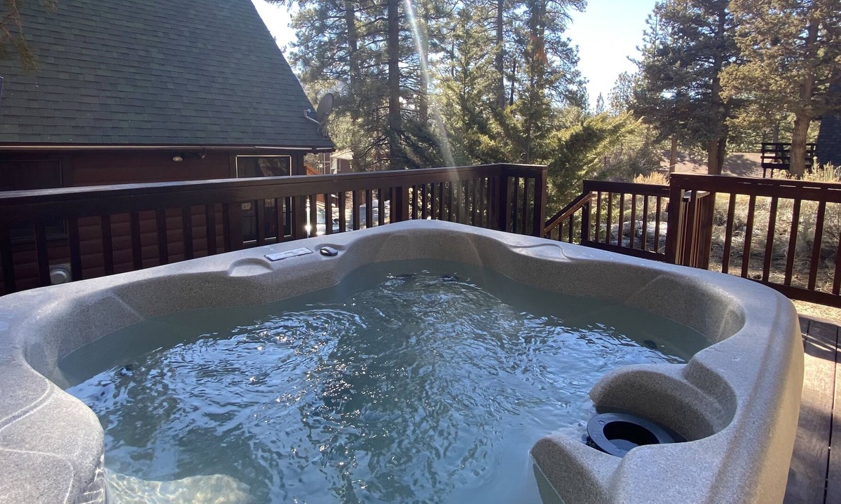 Fox Farm House | Serenity Slopes - Cute and cozy place with traditional Big Bear décor, great location! Hot Tub!