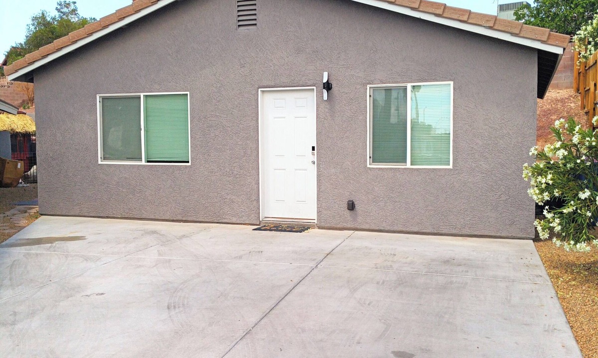 Chinatown Cottage | Single story Casita, 2 car parking, 5 min to strip