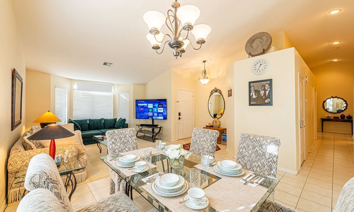Spring Valley House | Single Story Home ! 4K beds! w/strip view, 15min to strip/conv. & Airport.