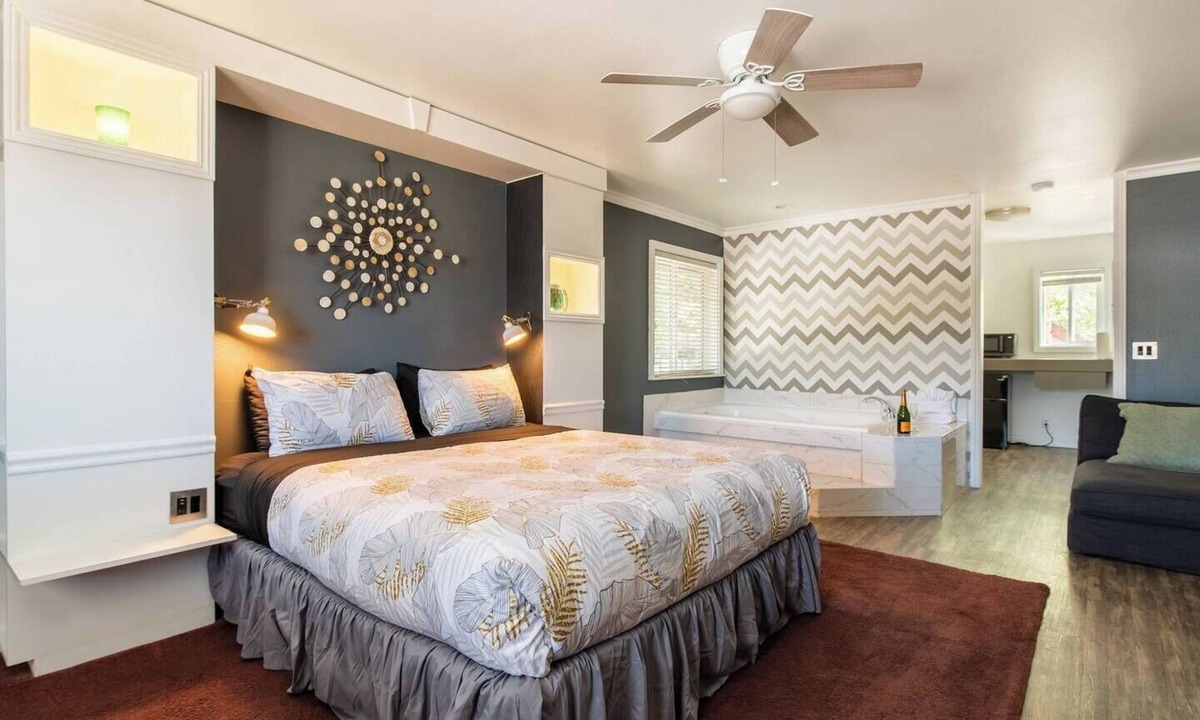 Big Bear Lake Hotel | "Sleepover" Hotel Suite with AC/Heating & Indoor Jetted Tub