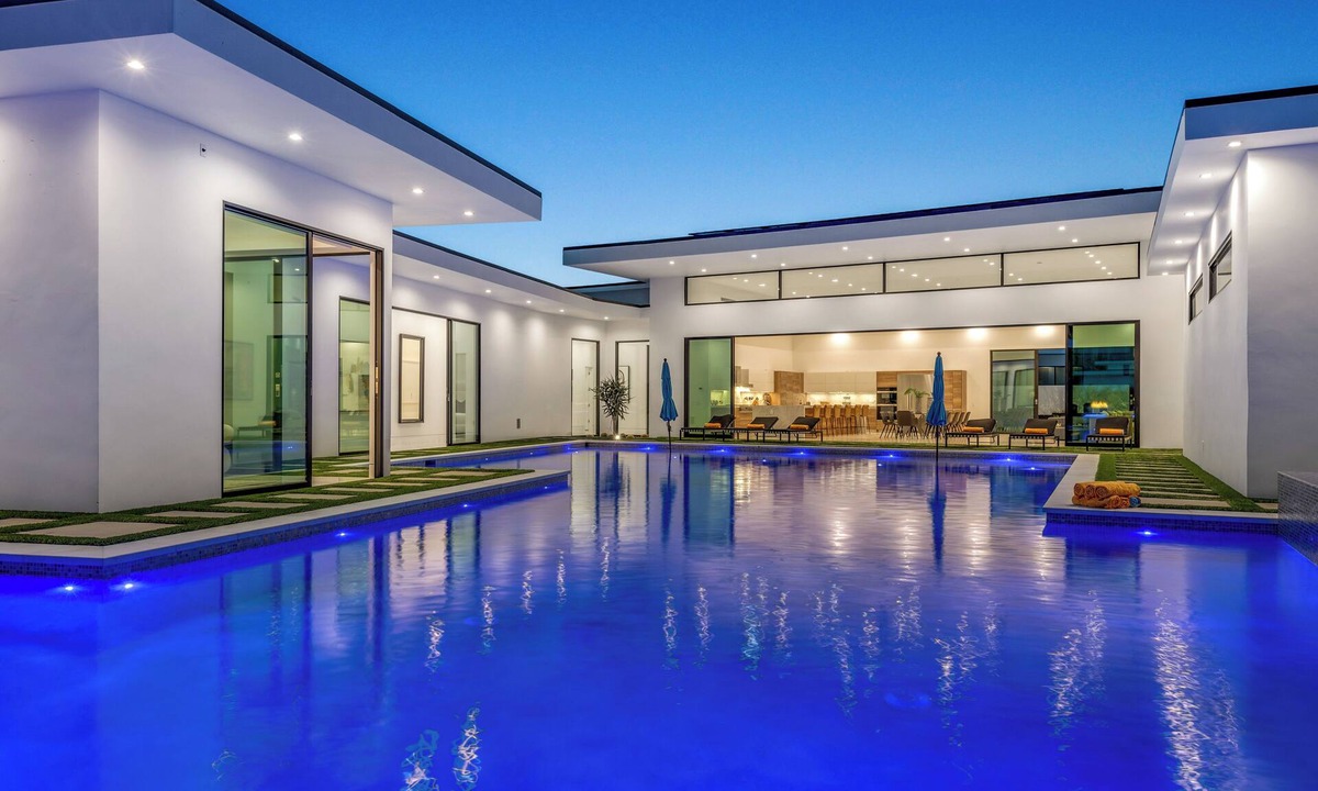 Indio Villa | Sleeps 17 | Private Pool + Pickleball Court + Fire Pit Near La Quinta | Bravo