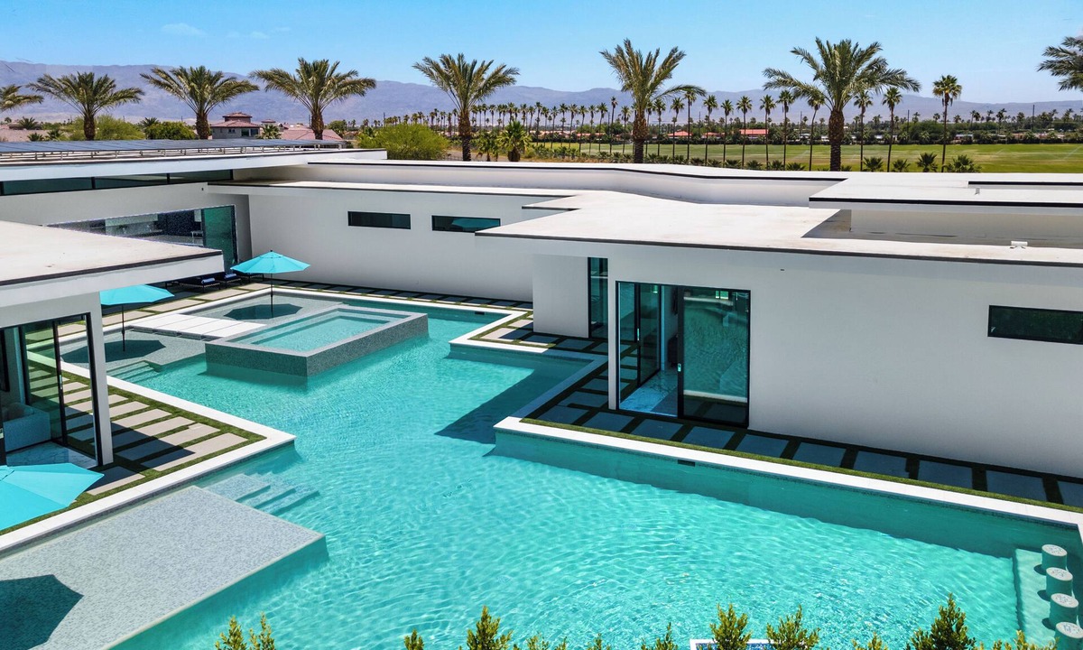 Indio Villa | Sleeps 23 Private Pool + Pickleball + Putting Green Near La Quinta | Bravo