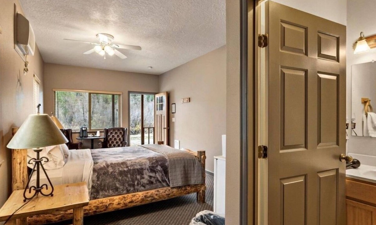 Lowman Hotel | Southfork Lodge - Riverside Inn