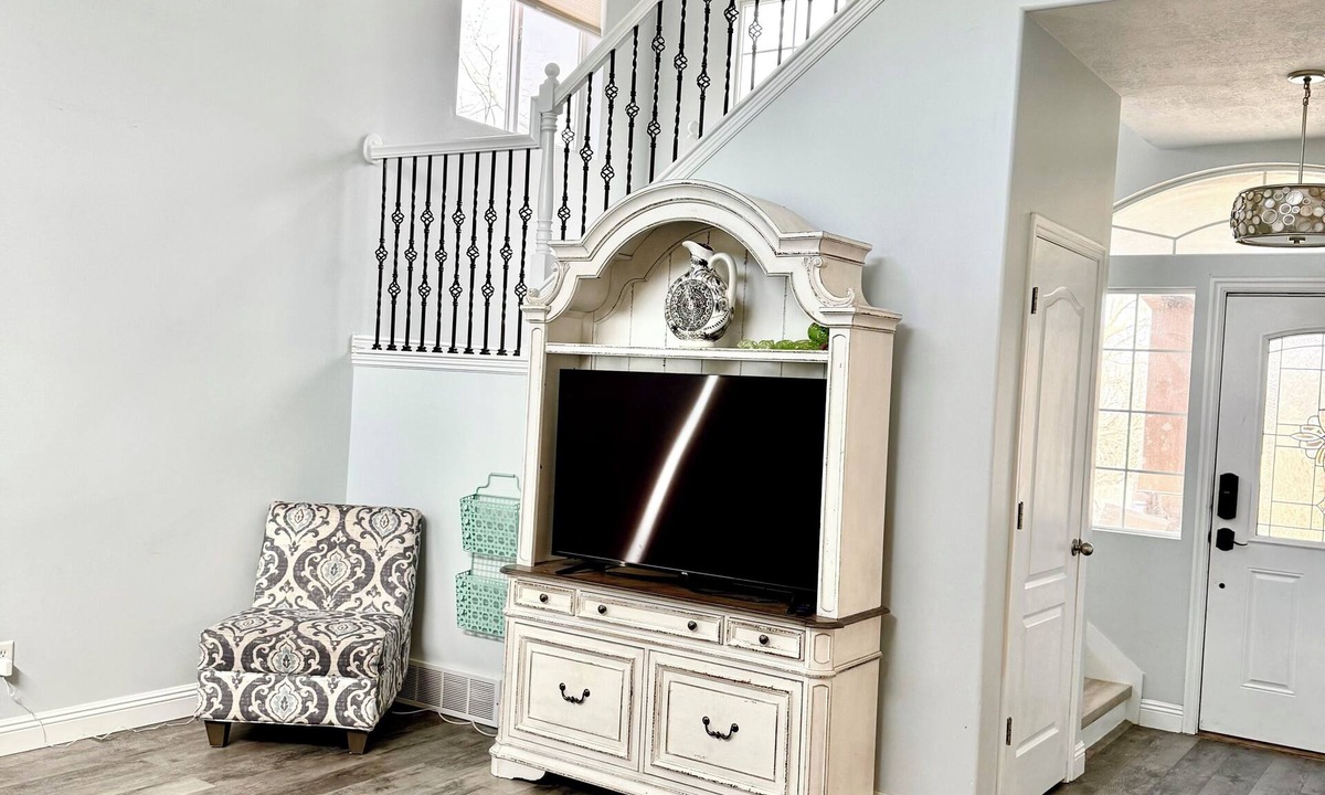 West Jordan House | Spacious 4-bedroom house in beautiful West Jordan with AC and gym