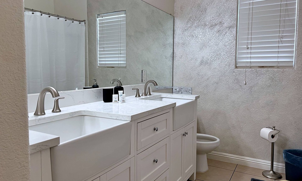 Sovana House | Spacious 6-bedroom house in lovely Las Vegas with Pool, Spa and Billiards