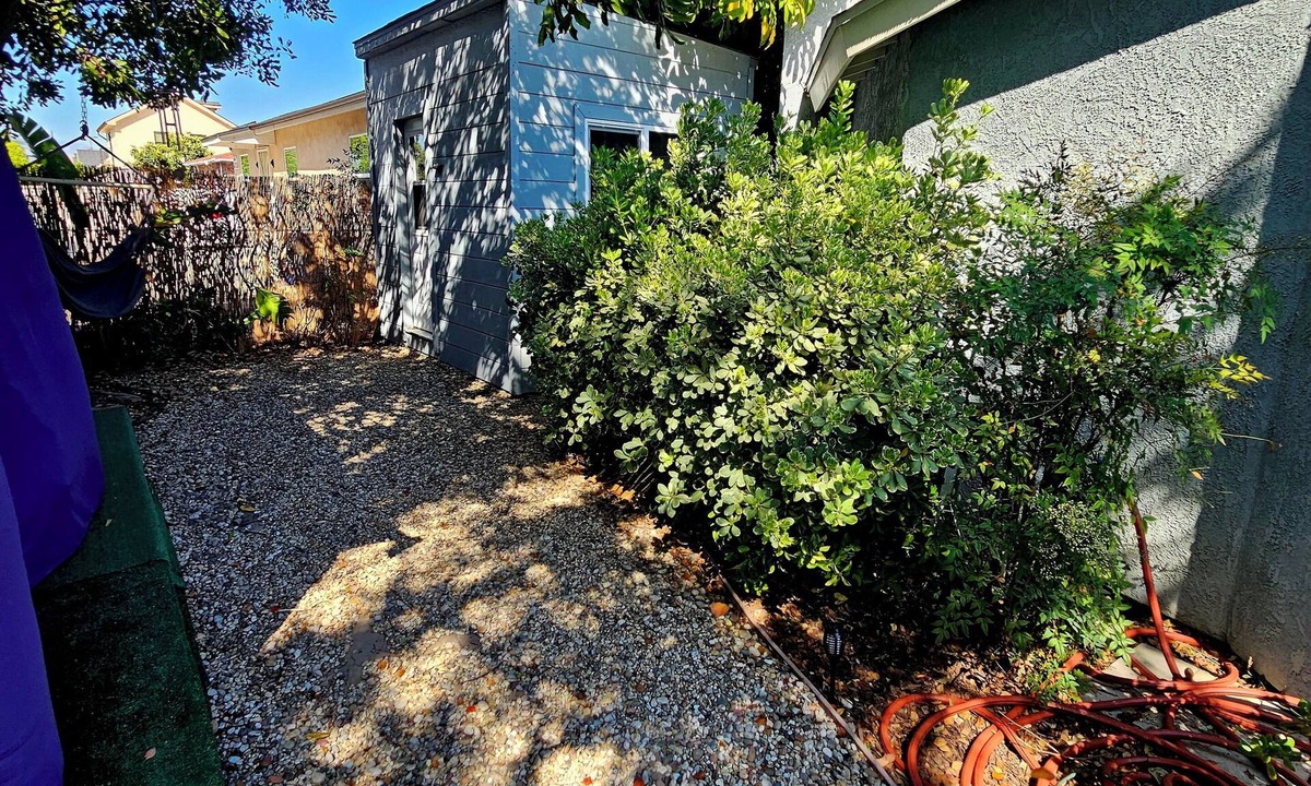 Valley Glen Cabin | Spacious 6-bedroom Dorm Room lodge with AC in charming Los Angeles