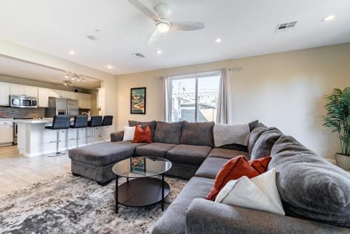 Southwest Village House | Spacious, child-friendly home, 5 Min to Old Town!