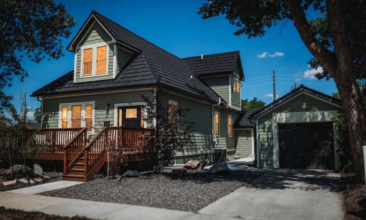 Cheyenne House | Spacious Downtown Location | 4BA, 2 Kitchens + Game Room