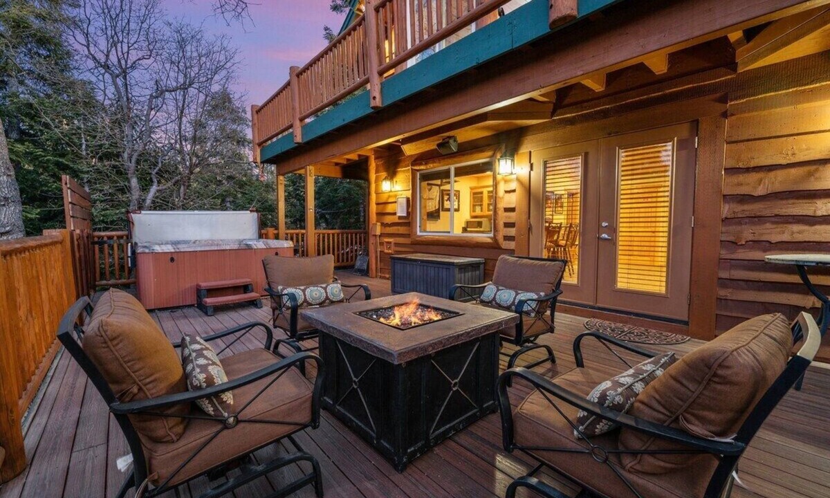 Upper Moonridge Cabin | Spacious Family Retreat in Big Bear Lake: Pet-Friendly, Fire Pit, Sonos & Jacuzzi – 3400 Sq Ft Luxury