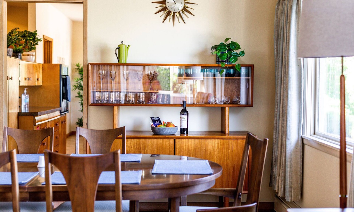 Pullman House | Spacious mid-century campus hangout