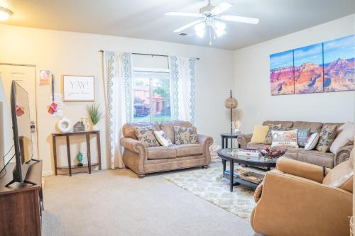 Kanab Apartment | Spacious Townhome by Utah National Parks Sleeps 8