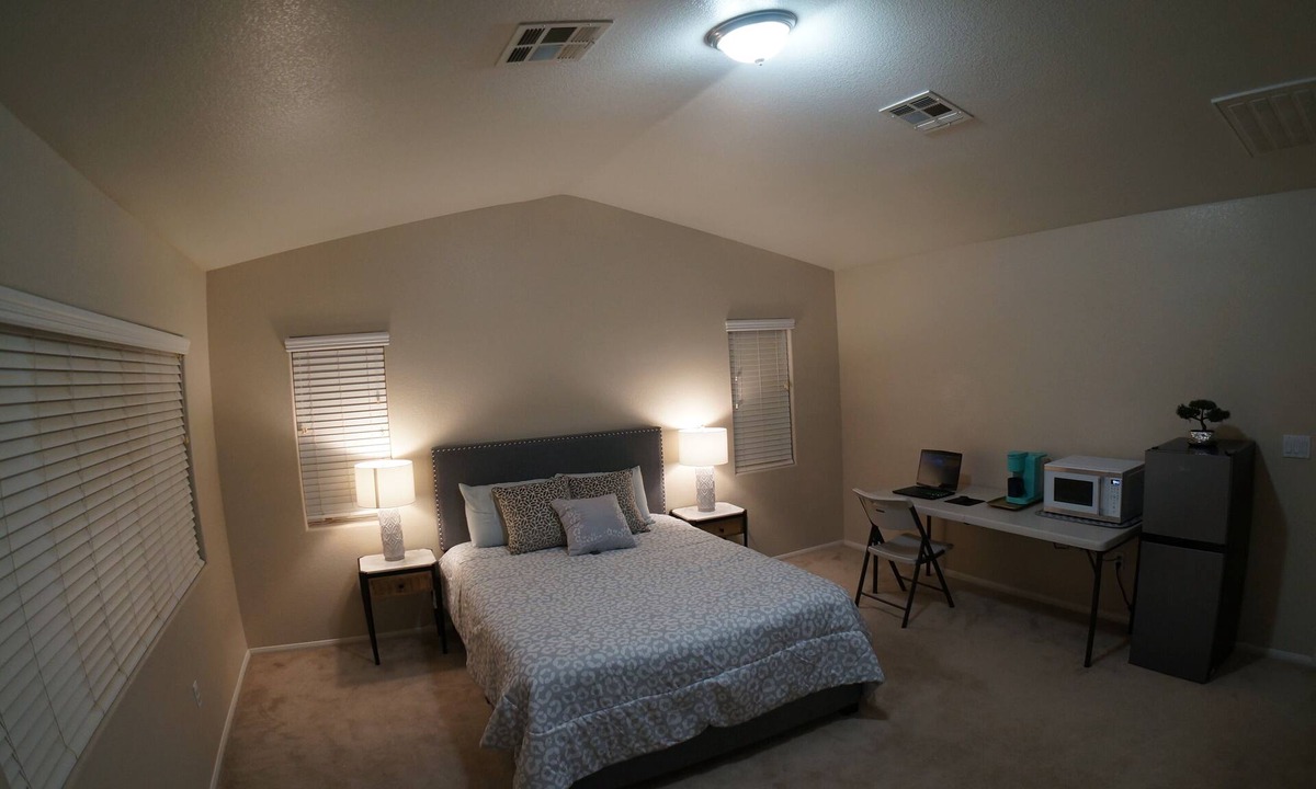 Spring Valley Bed & Breakfast | Spectacular Master Bedroom 15 Minutes to Las Vegas Strip