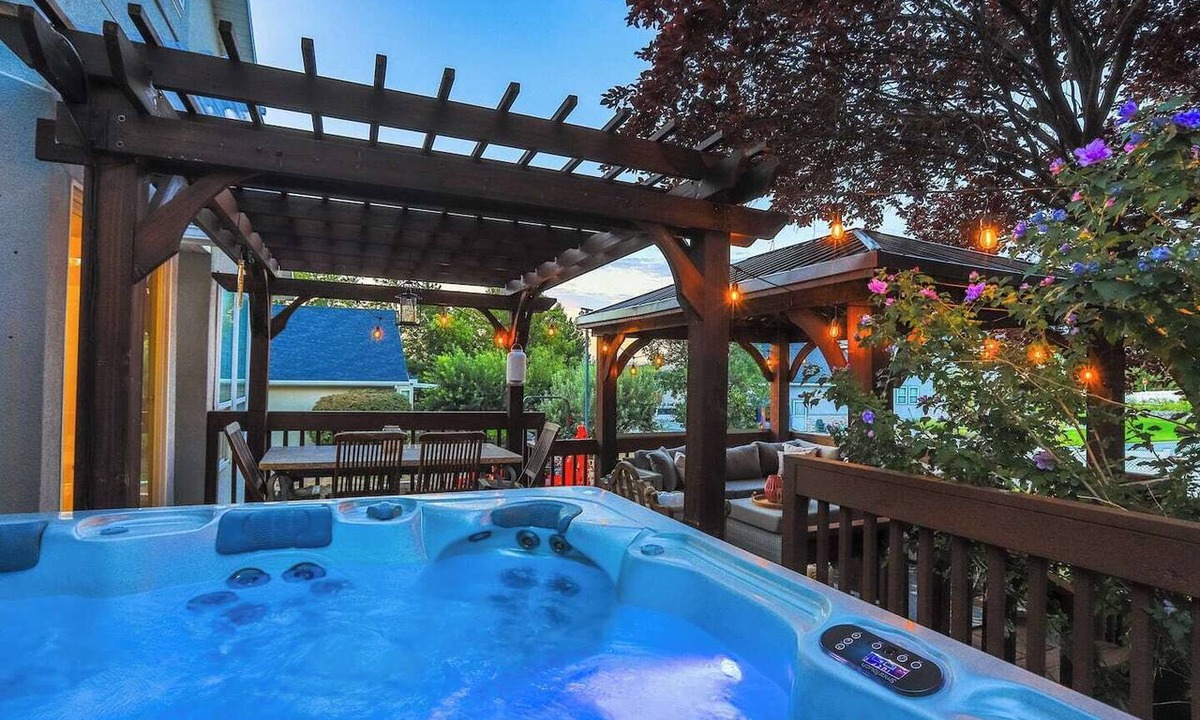 Draper House | Spend your days exploring the mountains, come home and soak in the hot tub, grill on the deck, reconnect with family and friends in the thoughtfully designed comfortable retreat with both intimate and large gathering spaces.