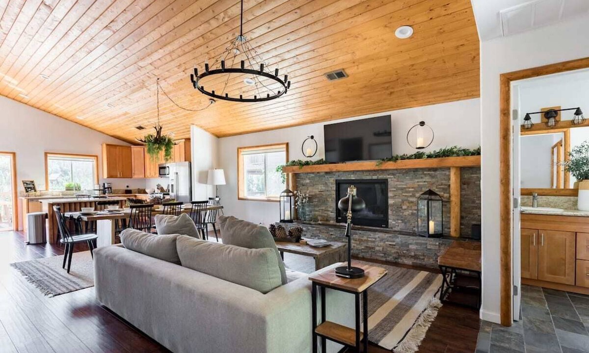 Lake Arrowhead House | SPRING SPECIAL - 3 Level Modern Mountain Retreat With A View