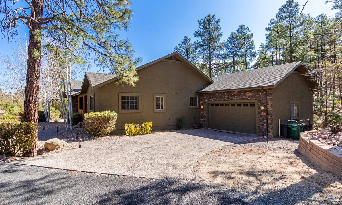 Mountain Club House | Stag's Leap Lodge located near Downtown Courthouse Square and Famous Whiskey Row